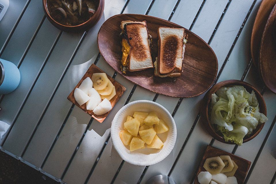 12. 朝ごはんはホットサンドとフルーツ