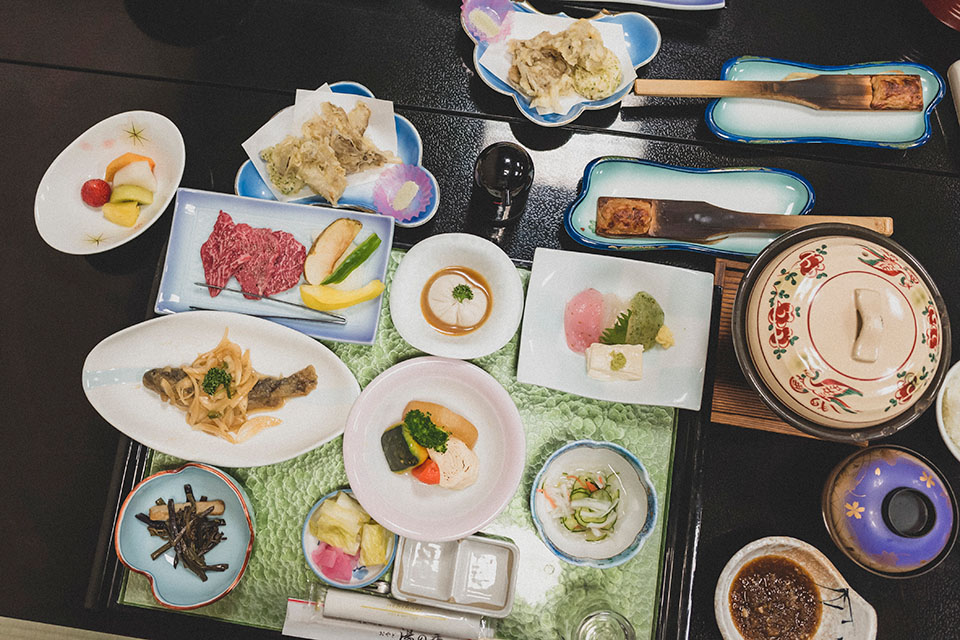 11 - 夕食は郷土料理多めでした！美味しかった、、