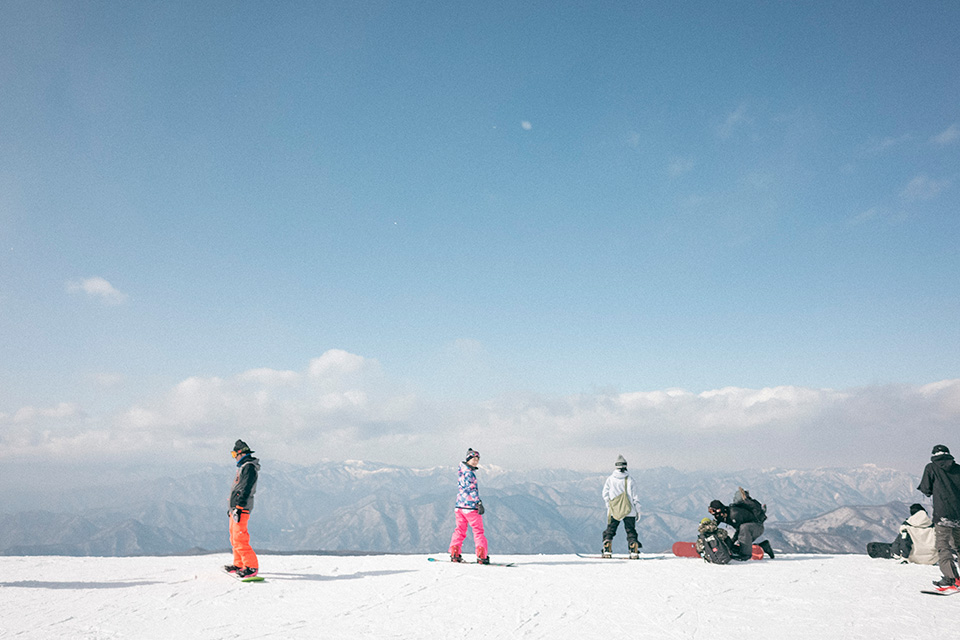 2 - 山頂の急斜面コースを前にビビってる真美