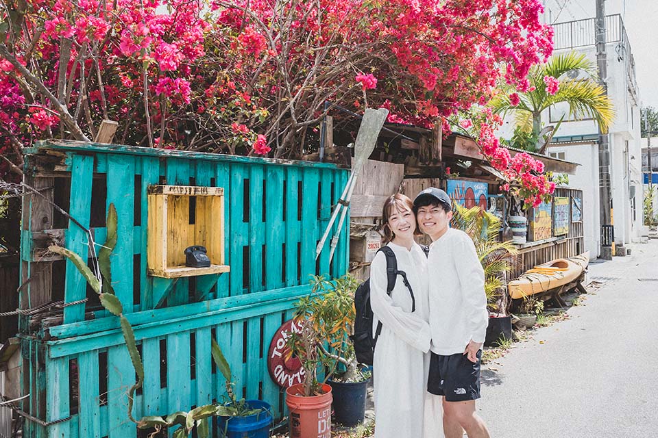 14 - 阿波連の街を散策中、通りすがりのお姉さんに撮ってもらった１枚