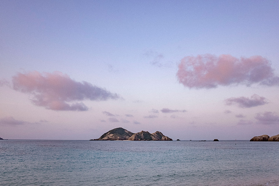 20 - 17日の早朝、阿波連ビーチを散歩。