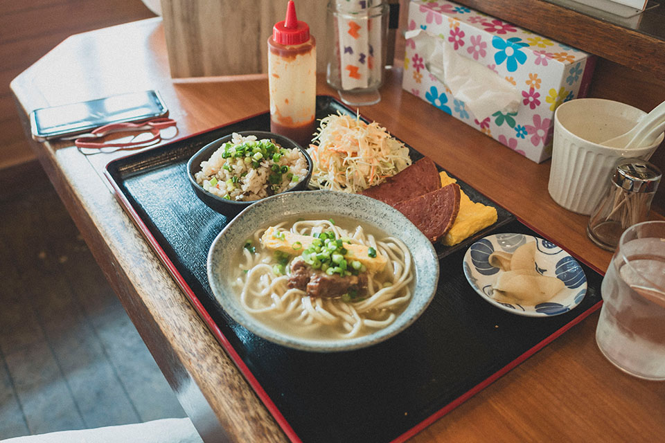 3 - ランチに「久茂地そばKANEHACHI」にて沖縄定食を！