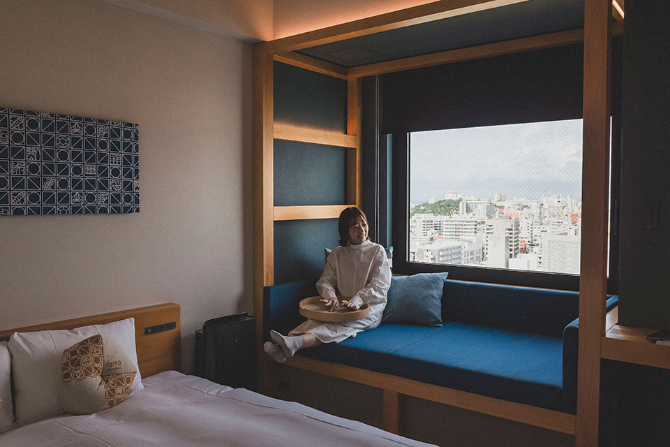 5 - 窓際のソファが可愛い素敵なホテルでした