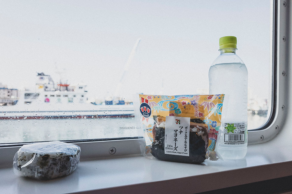 9 - とまりんからフェリーに乗船！朝食にポーク玉子おむすび